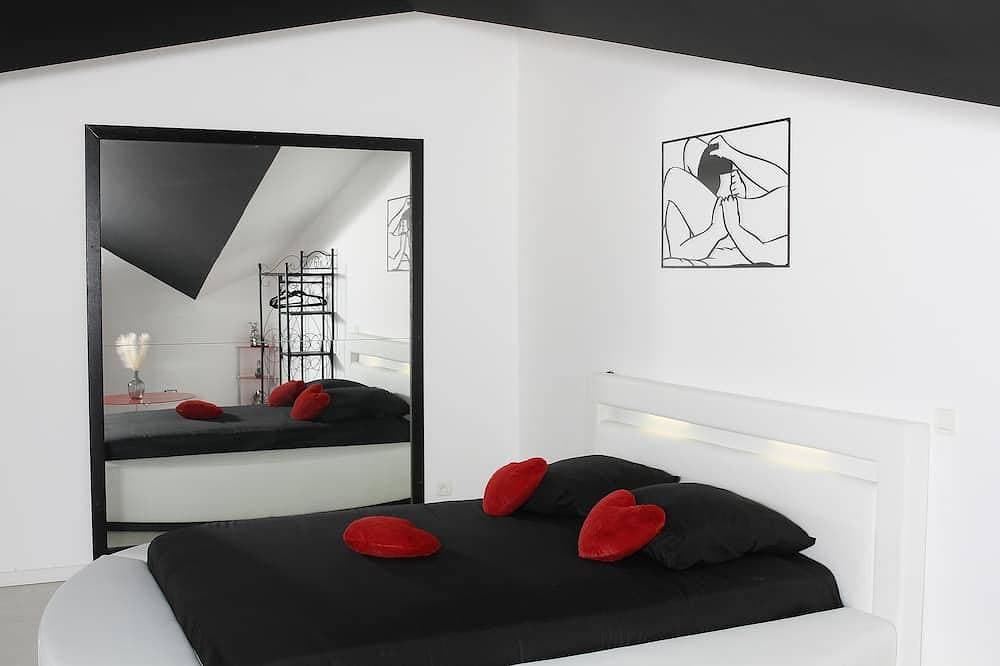 Foto 3 von 30: Charming Love Room with private spa Romantic getaway 2 steps from Belgium