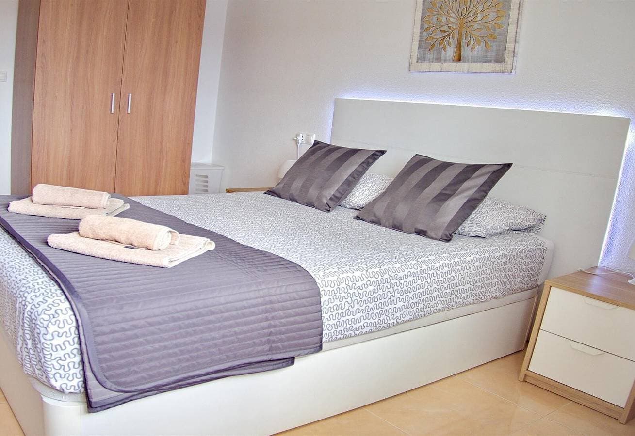 Foto 10 von 32: Ferienwohnung mit großer Dachterrasse, Pool, Garten, Grill, Klimaanlage und WLAN