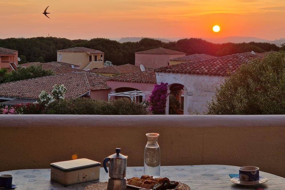 Within walking distance of the beautiful Vignola beach, with panoramic terrace. 1