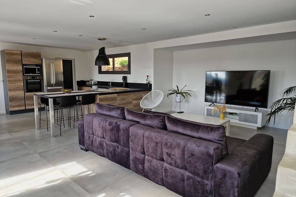 Foto 10 von 14: Quiet modern villa with swimming pool