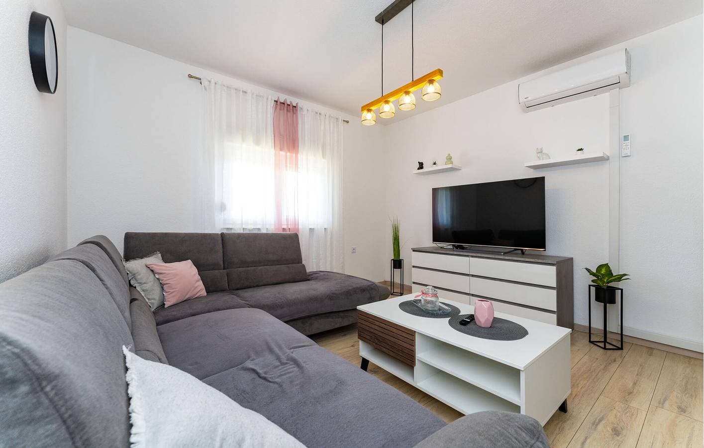 Foto 7 von 38: Gemütliche 70 m² große Ferienwohnung mit Meerblick, Terrasse, WLAN und Küche – 2 km bis zur Küste