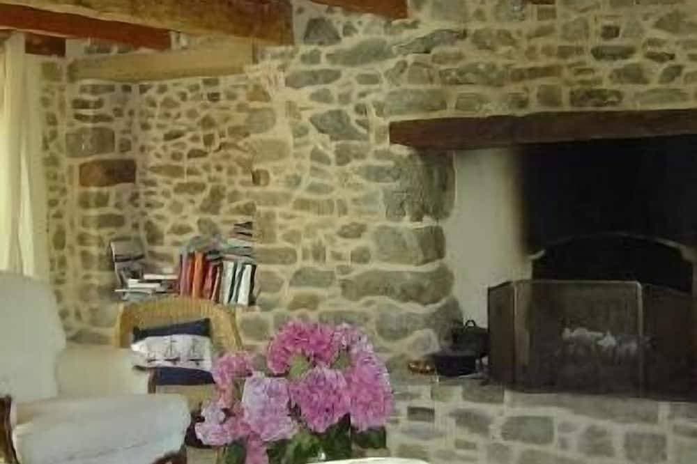 Foto 4 von 8: Hausauth. Steinhaus im Dorf St. Germain ds Vaux