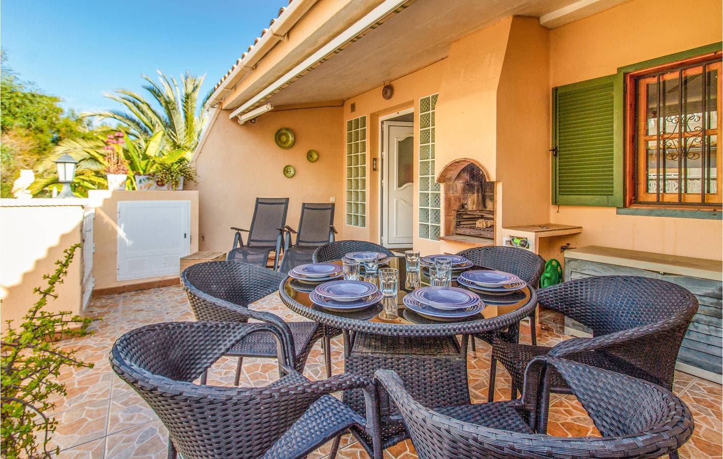 Wi-Fi-Apartment am Strand mit AC und Terrasse 1