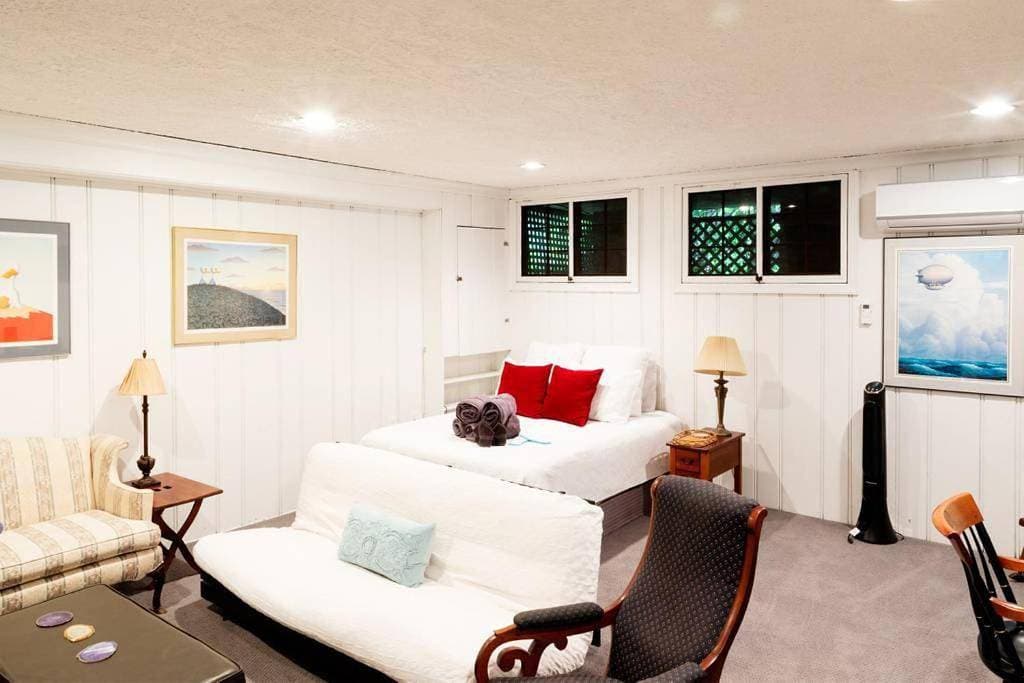 Huge Studio w Full Kitchen W D Parking 1