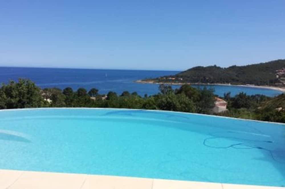 Hervorragende Infinity-Pool-Villa mit herrlichem Meerblick in Favone 1