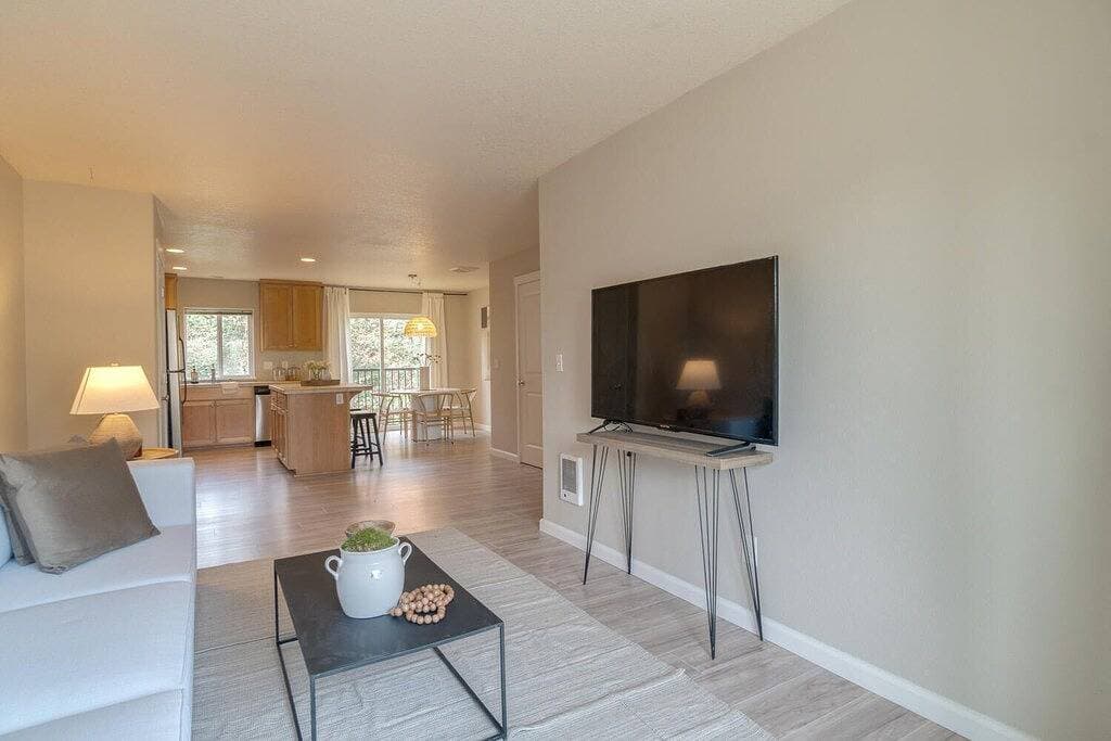 Foto 10 von 28: Stylish Entire Townhome w/ greenspace throughout!! Serene!