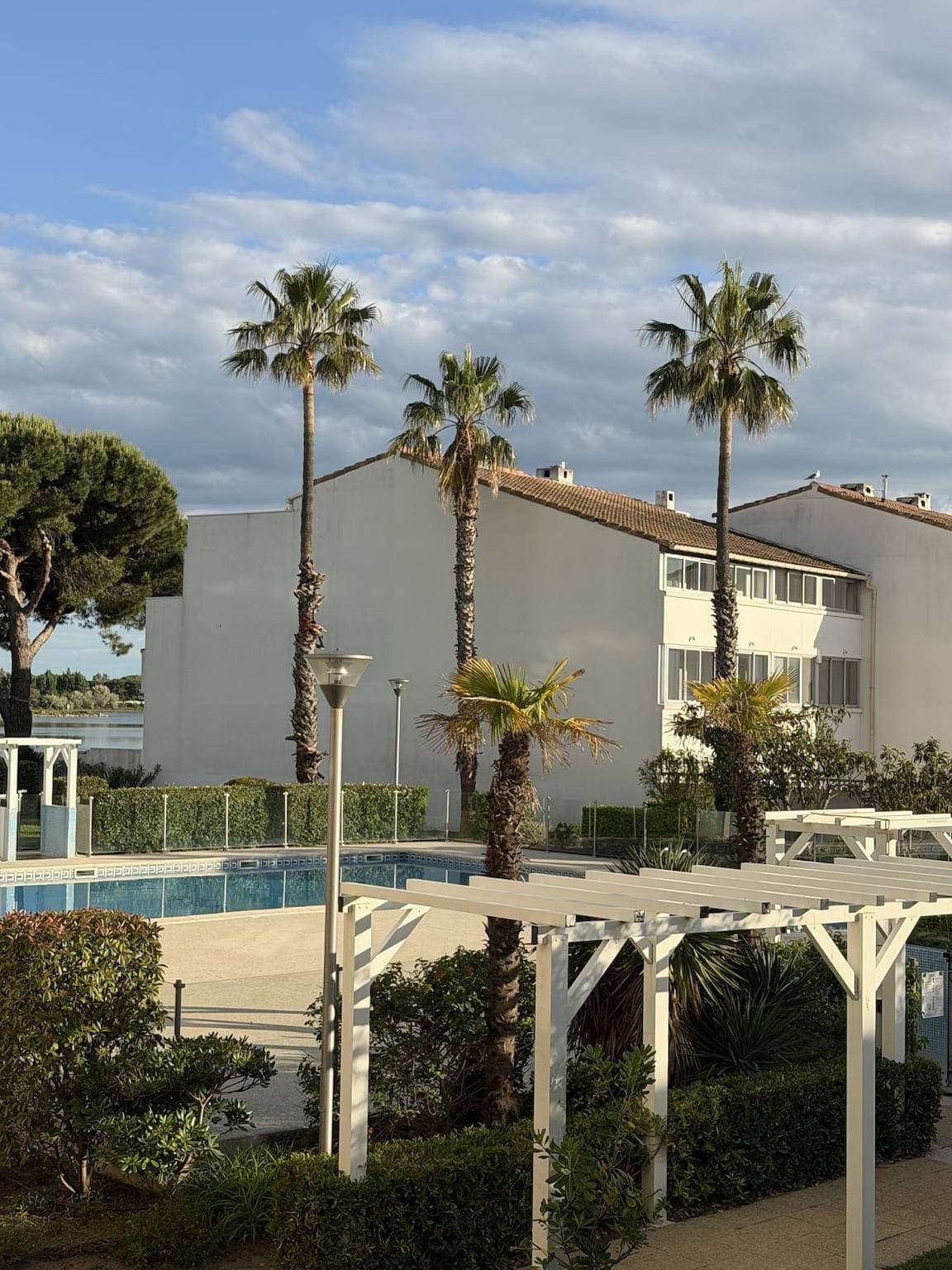 Foto 9 von 31: Terrasses du Lac – vue lac piscine clim parking terrasse