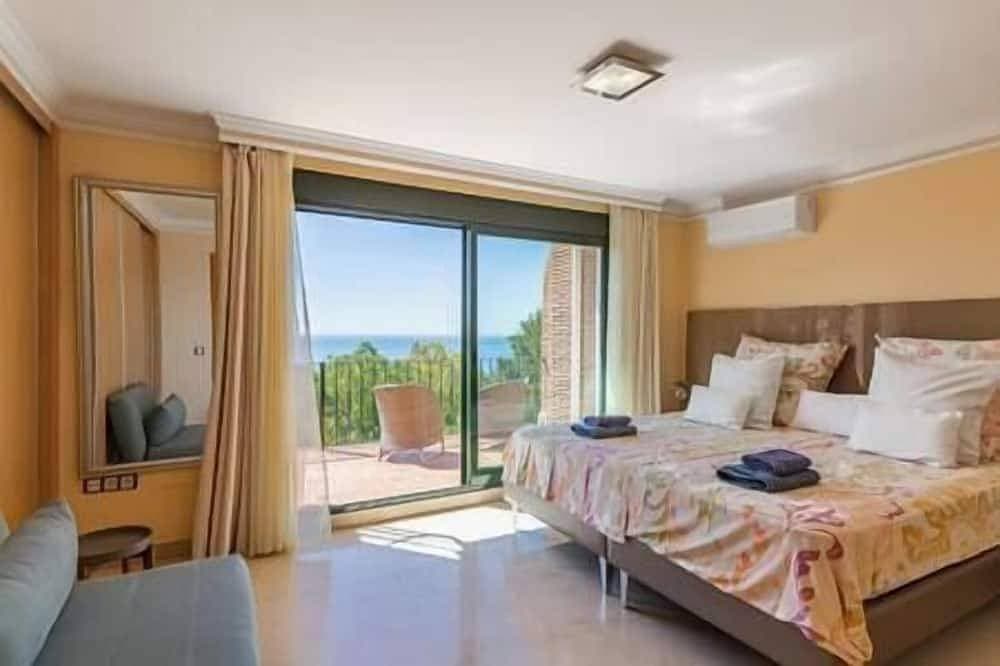 Foto 2 von 30: Tranquil 3 bed villa with private pool + sea view!