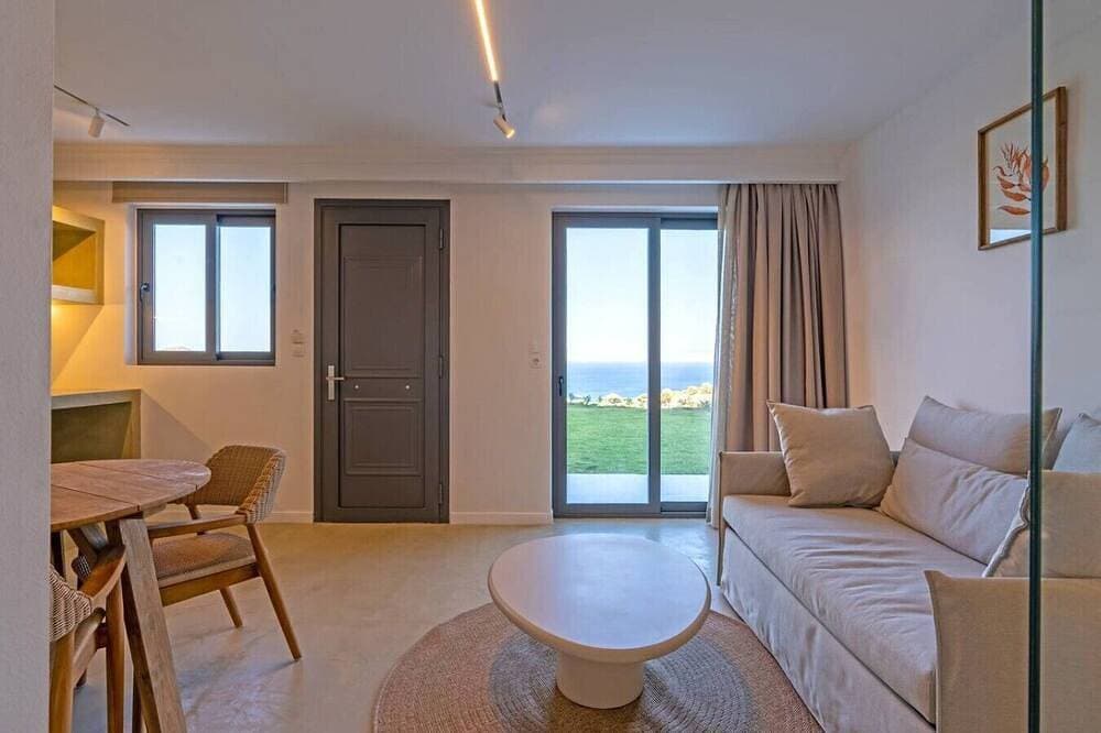 Foto 12 von 30: New Seaview Studio with Hot Tub & Garden ,5 min to Beach & Shops