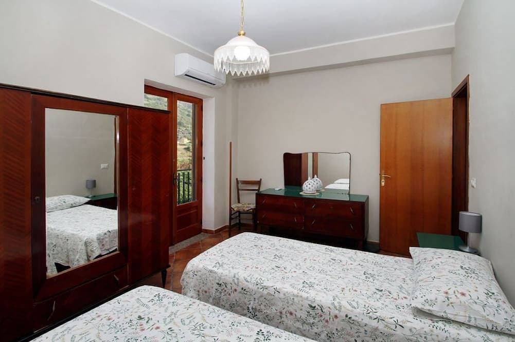 Foto 5 von 25: Giardino al Mare di Anna ist eine Wohnung im dritten und letzten Stock eines alten Herrenhauses, umgeben von der Landschaft der Piana di Caronia und nur wenige Schritte vom Meer entfernt.Die Unterkunft besteht aus einer großen Wohnküche mit Schlafsofa,