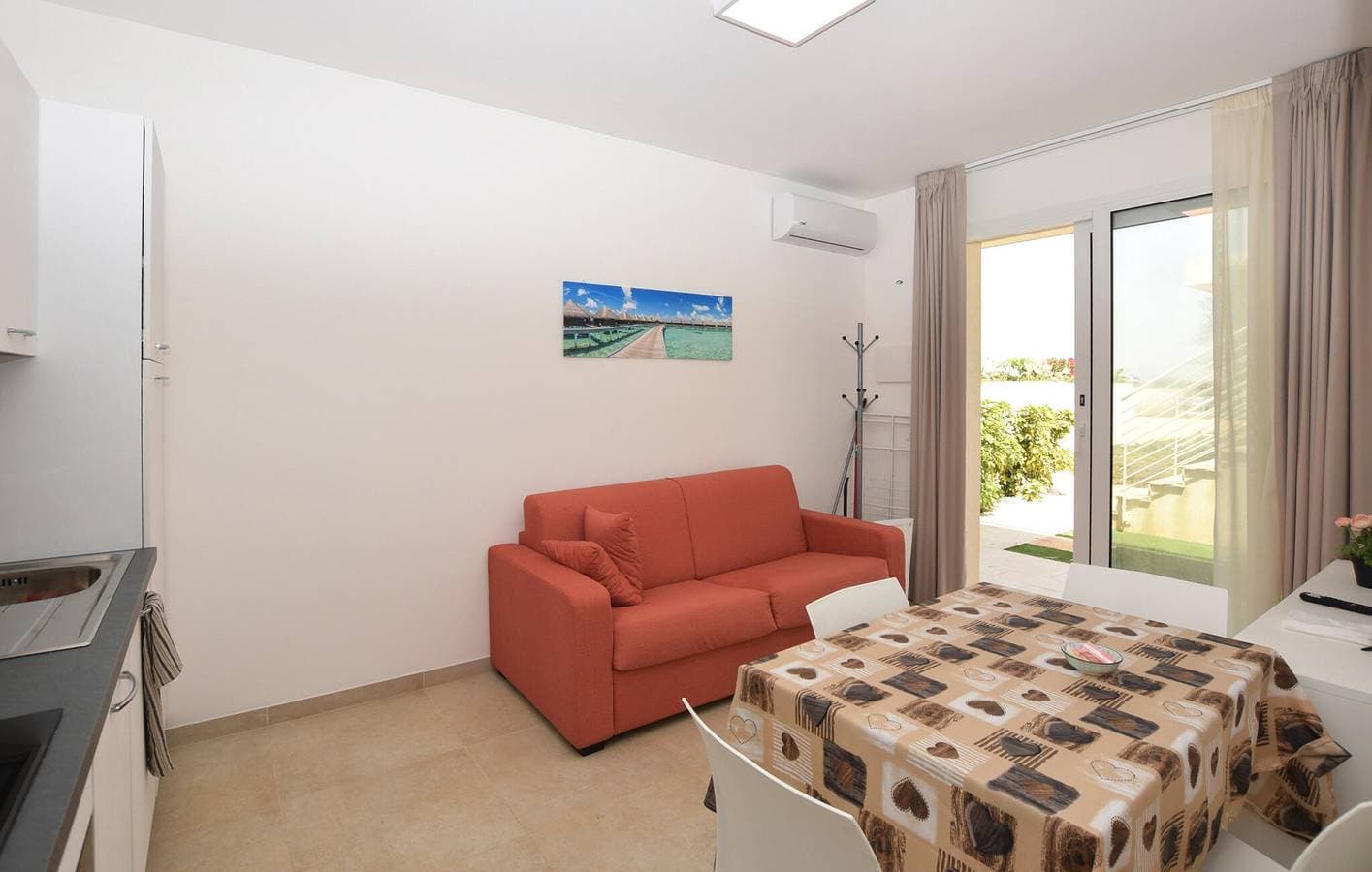 Foto 4 von 21: Apartment mit Meerblick, Parkplatz und AC, 2,5 km zum Strand