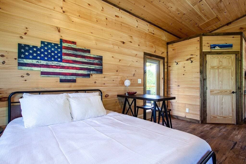 Foto 11 von 42: Sevierville Tiny Home w/ Hot Tub, Fire Pit & Grill