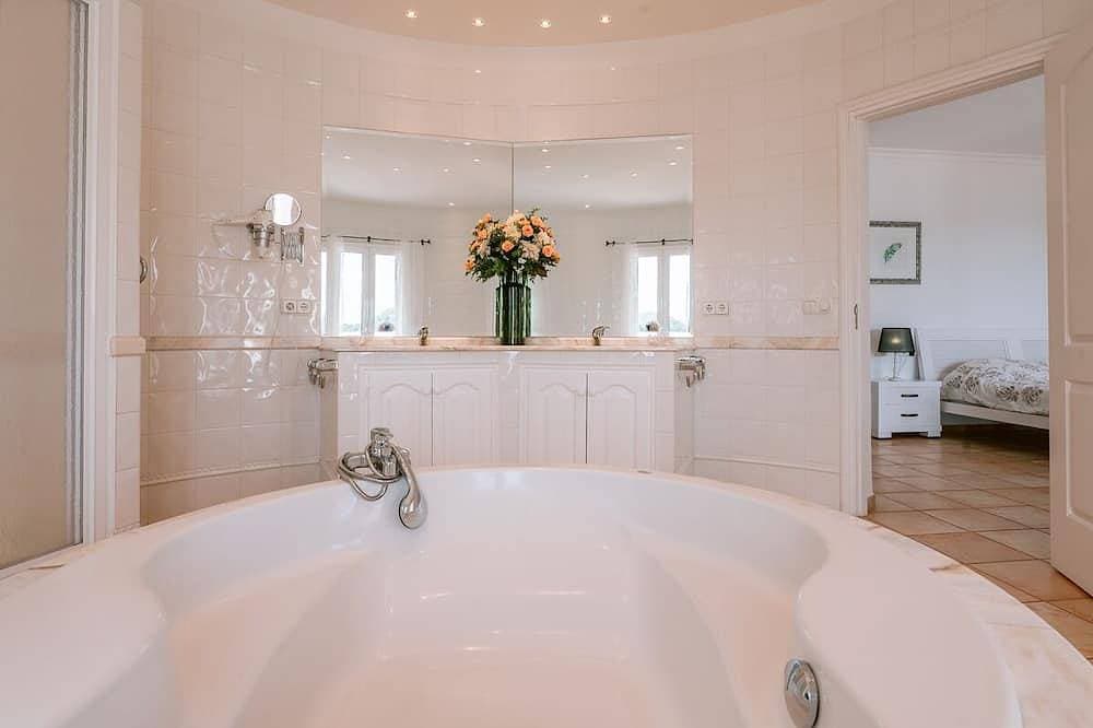 Foto 8 von 30: Amazing villa with pool in a beautiful and quite area
