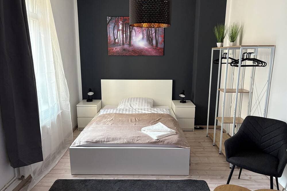 Foto 3 von 30: Modern eingerichtete 3 Zimmer Wohnung Blick auf den Park Balkon und Aufzug