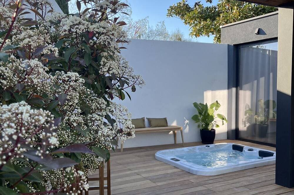 Lodge Contemporain Avec Jacuzzi en Provence Verte 1