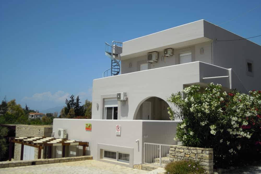 Foto 10 von 30: Wohnung 80 m2 für 4 Personen mit Meerblick, Pool, Parkplatz, Waschmaschine