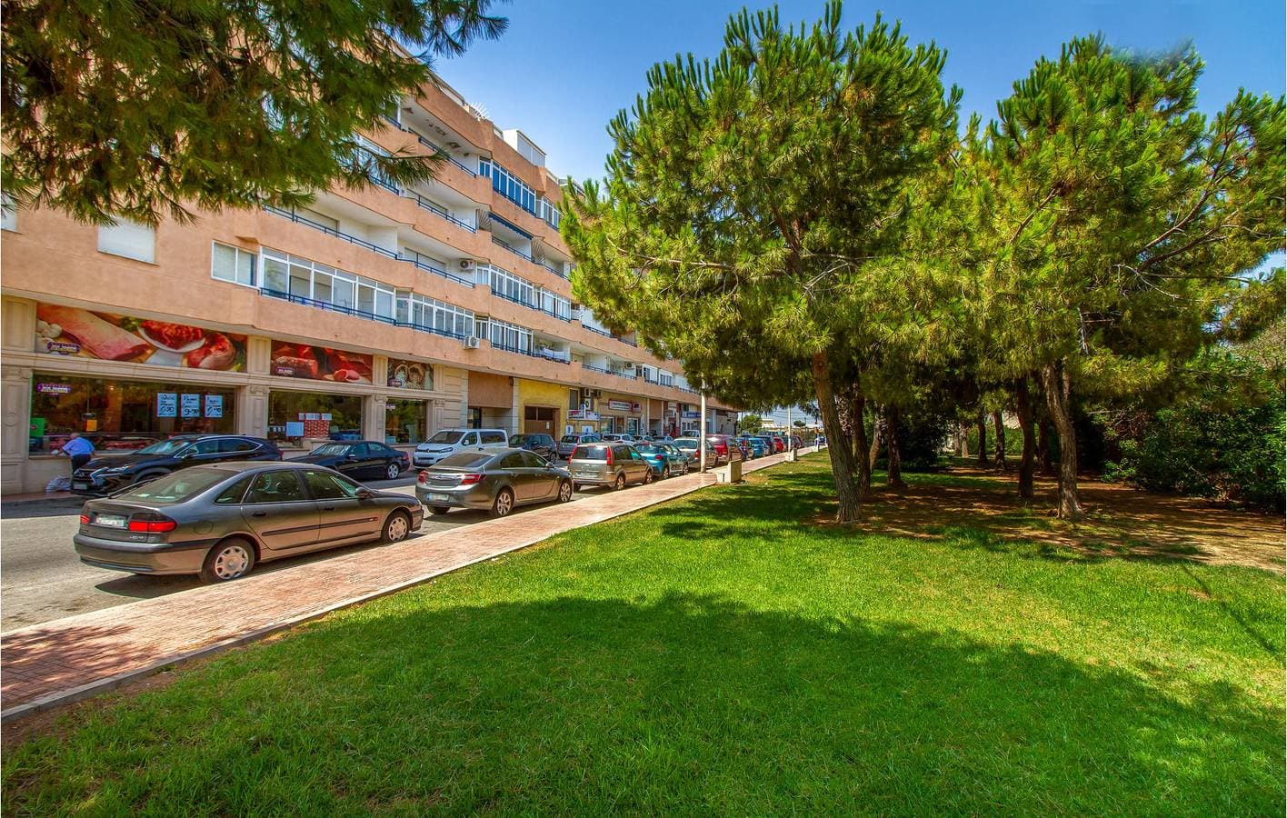 Foto 2 von 24: Poolterrasse mit Parkplatz, AC und Strand in der Nähe