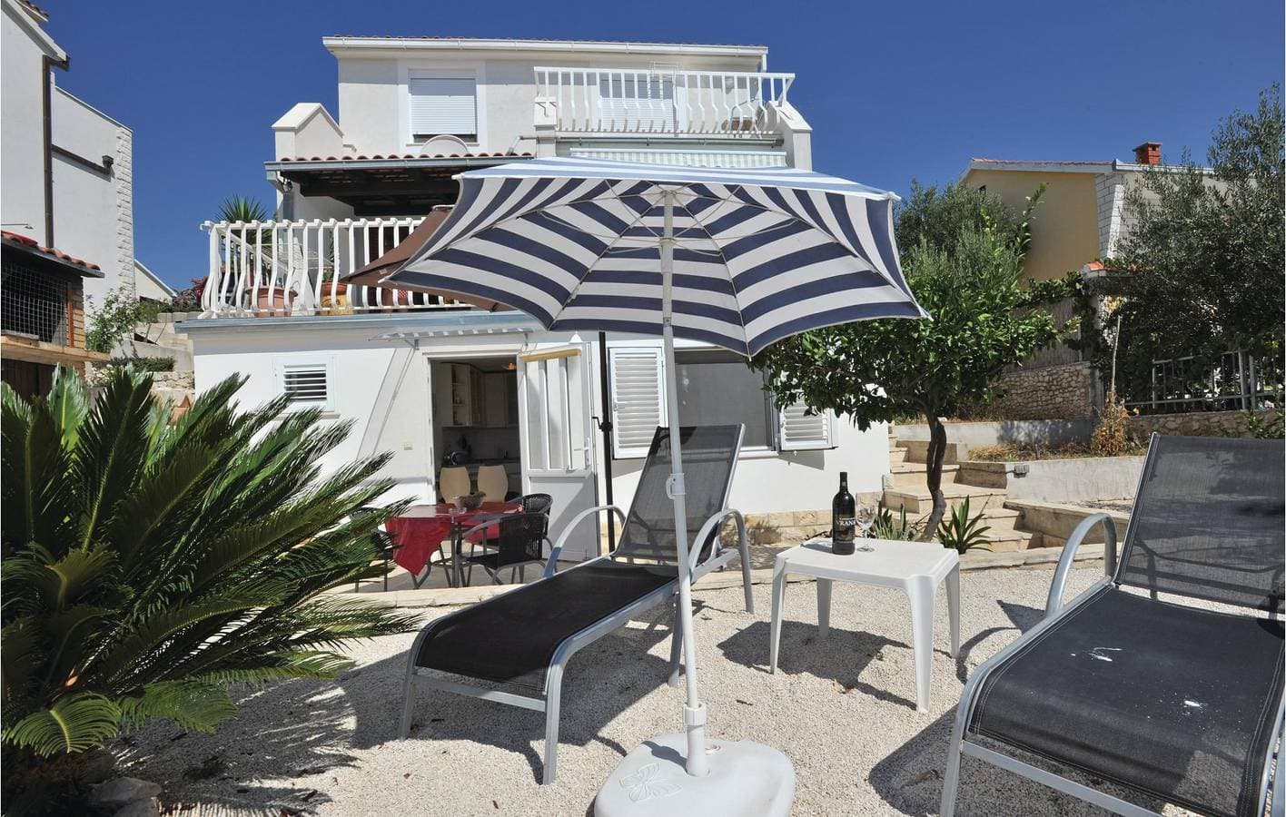 Foto 6 von 20: Gemütliches Apartment am Strand mit Terrasse und Garage, 500 m von der Bucht Uvala Bočići entfernt