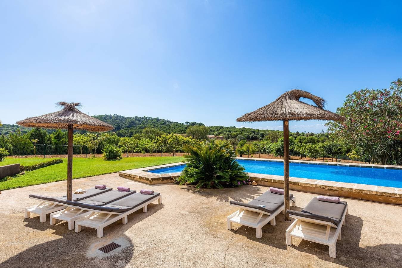 Foto 2 von 30: Ferienhaus "Cas Batlet Antonia" mit Pool, Terrasse, Blick auf das Meer und die Berge