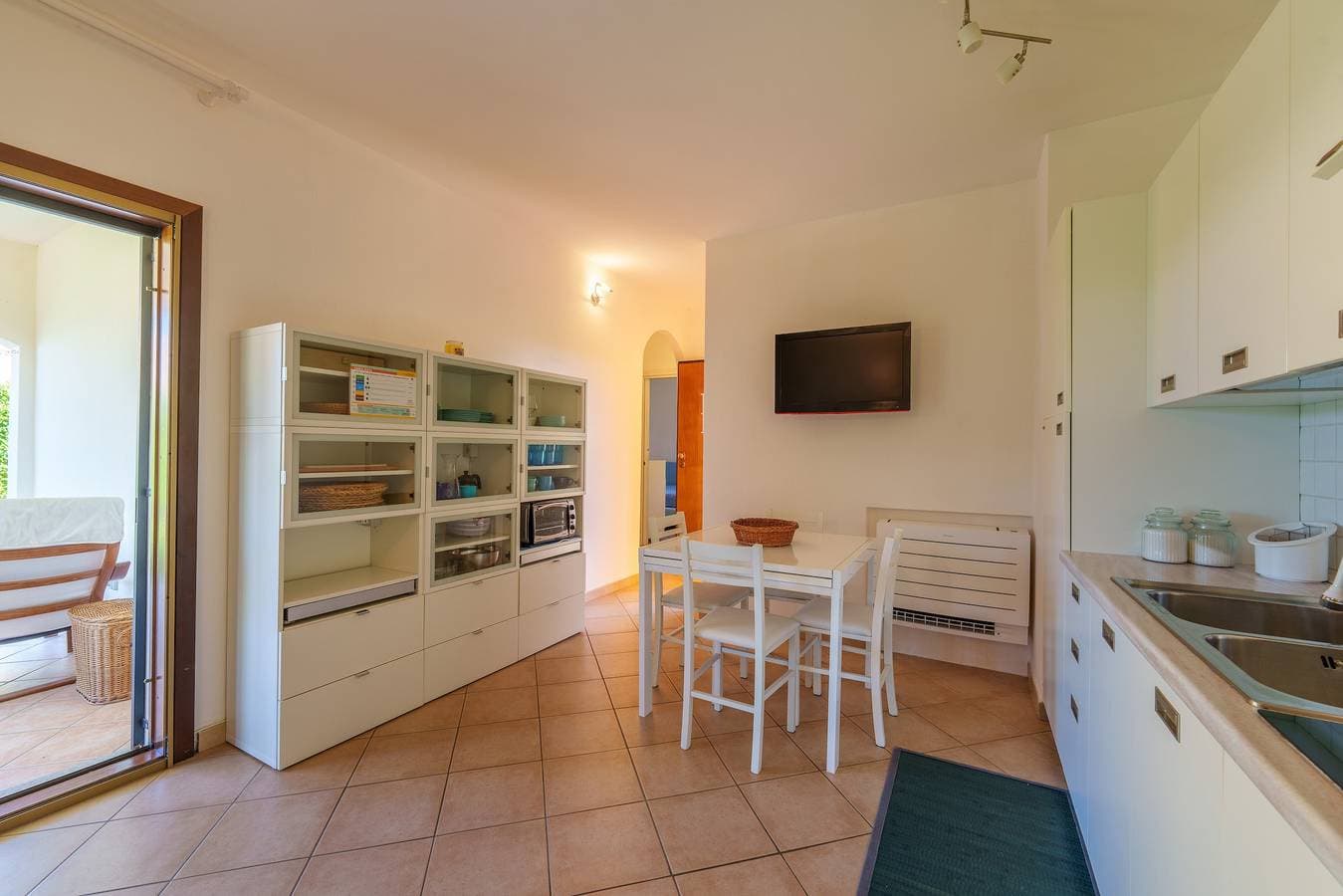 Foto 8 von 20: Ferienwohnung 'Casa Vacanze Mandorlo' mit Gemeinschaftspool, Terrasse und Garten