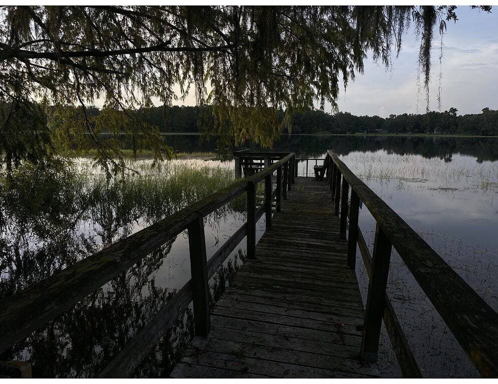 Foto 11 von 25: \"Lotus Point\" Lake House Getaway auf vier rustikalen Morgen