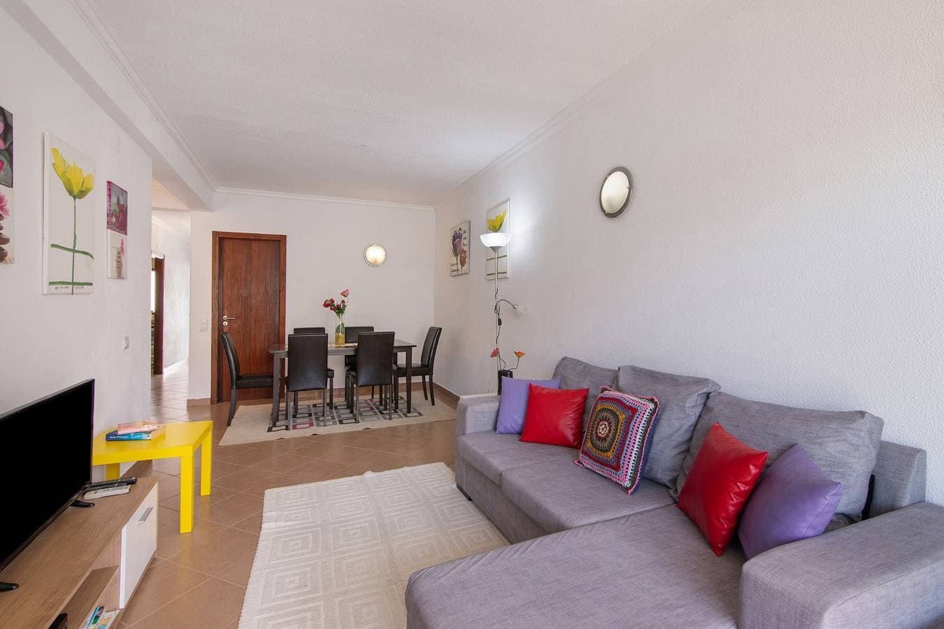 Foto 3 von 35: Geräumige 2-Zimmer-Wohnung mit privater Terrasse, WLAN und Klimaanlage