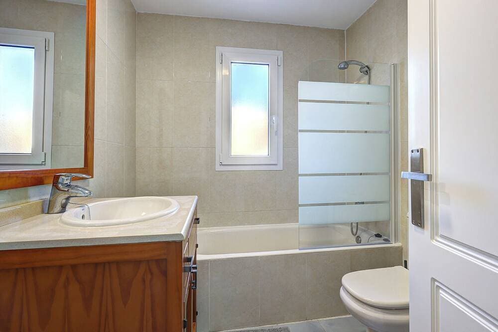 Foto 11 von 30: Apartment on the beachfront in Estepona,