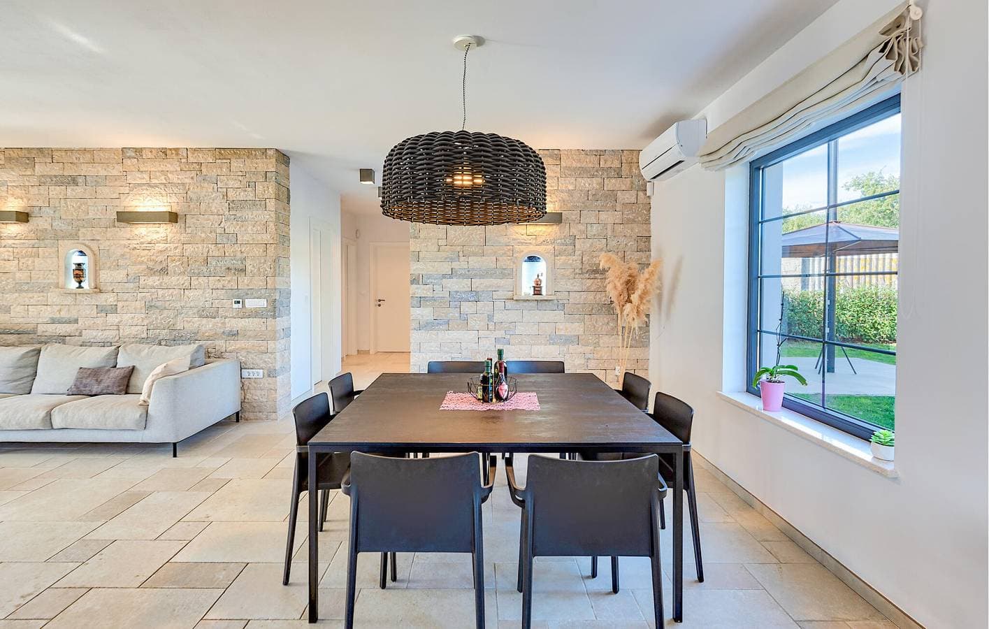 Foto 9 von 38: Geräumige 2-Zimmer-Wohnung mit Pool, WLAN und Parkplatz in der Nähe des Stadtzentrums von Kujici
