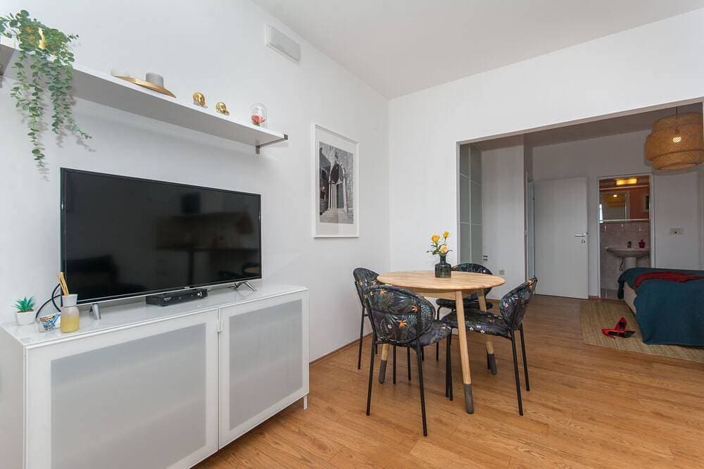 Foto 13 von 30: Dreamhouse Soline Sea View, Pool and Jacuzzi Green Studio Apartment