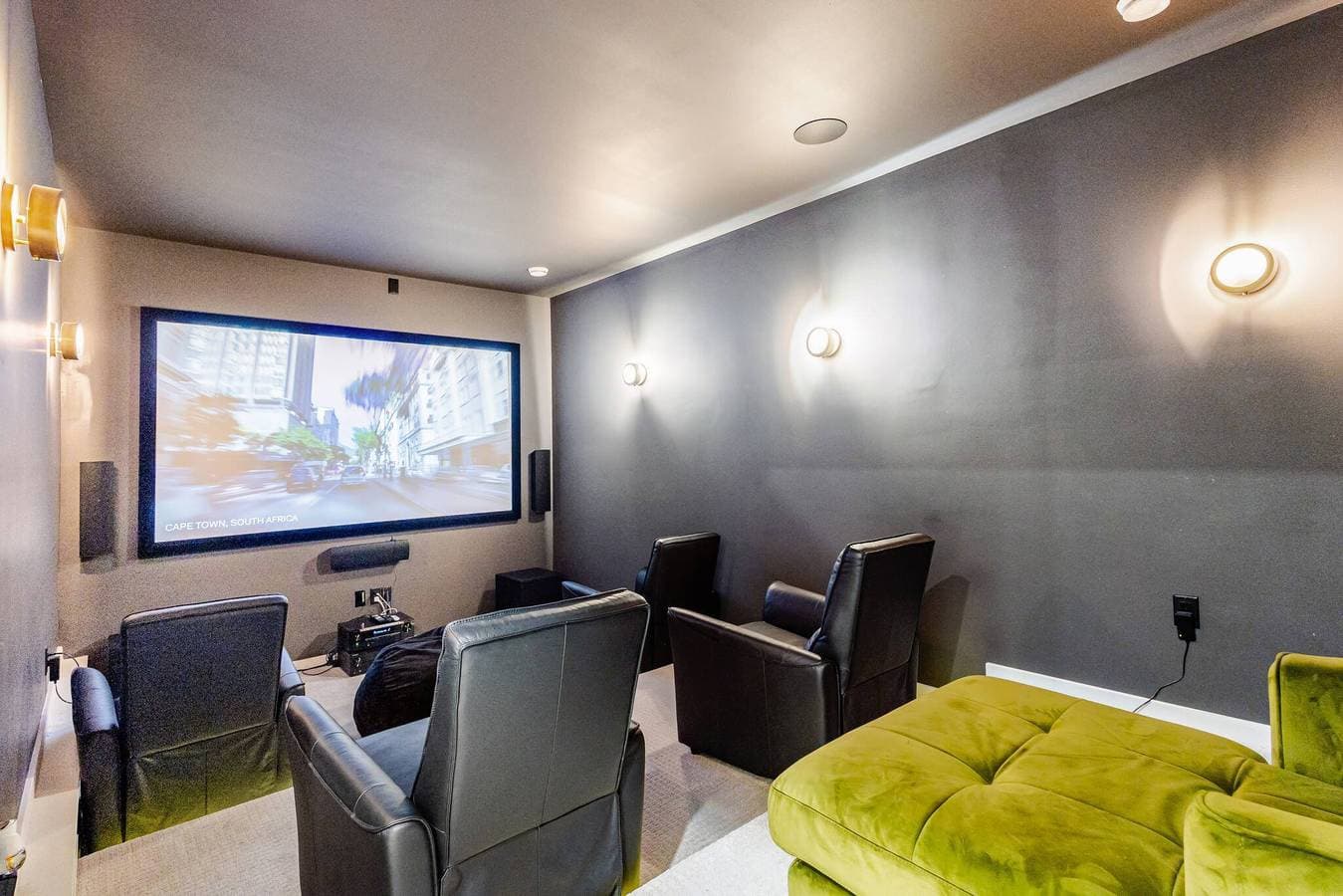 Foto 12 von 21: Gemütliche Luxussuite mit privatem Kino