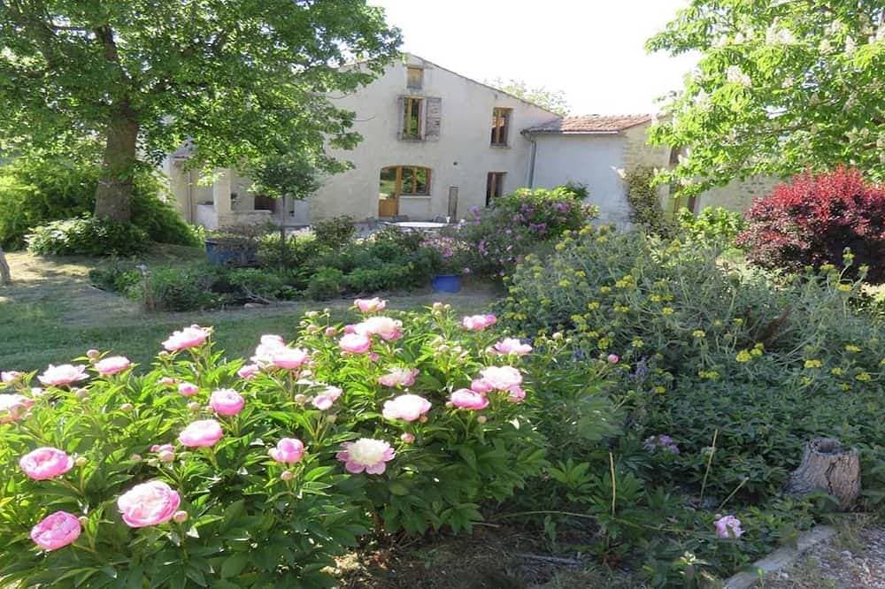 Steinhaus in Forcalquier in voller Natur mit Blick auf die Alpen und Lure 1