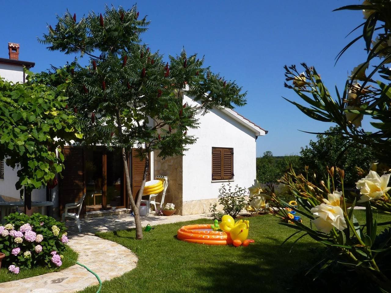 Foto 9 von 42: Freistehender Bungalow Perla mit Garten und Grill