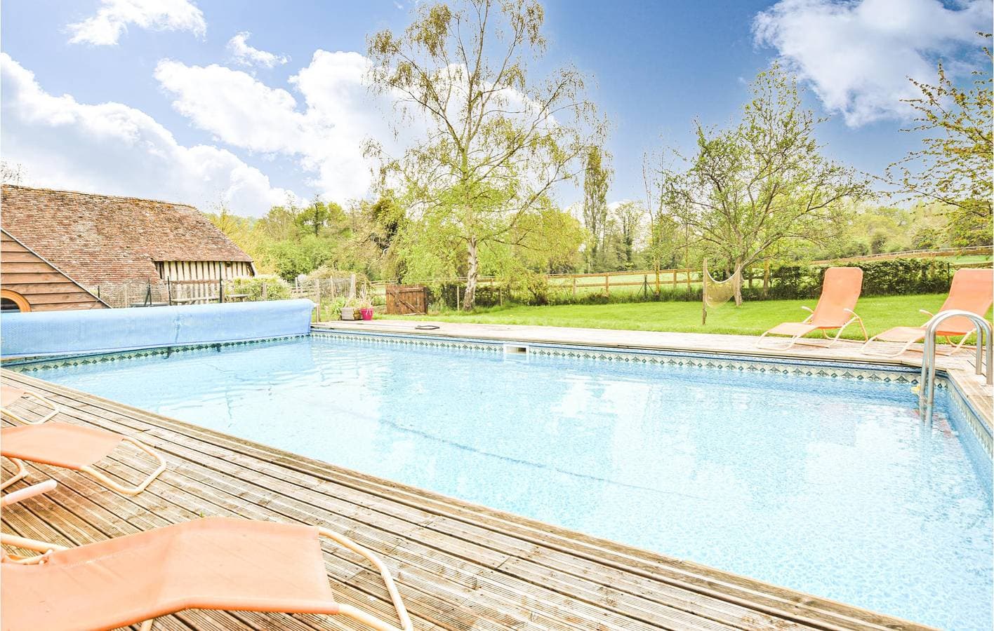 Foto 12 von 35: Poolside Getaway in der Nähe von Boissey - 180qm mit Parkplatz & Garten