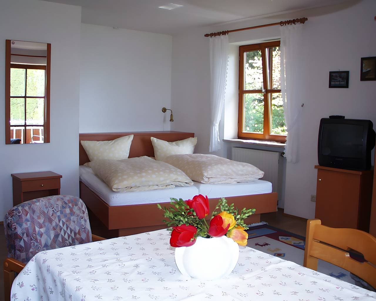Foto 9 von 19: Ferienwohnung '1' mit Gemeinschaftsgarten, Balkon und Wi-Fi