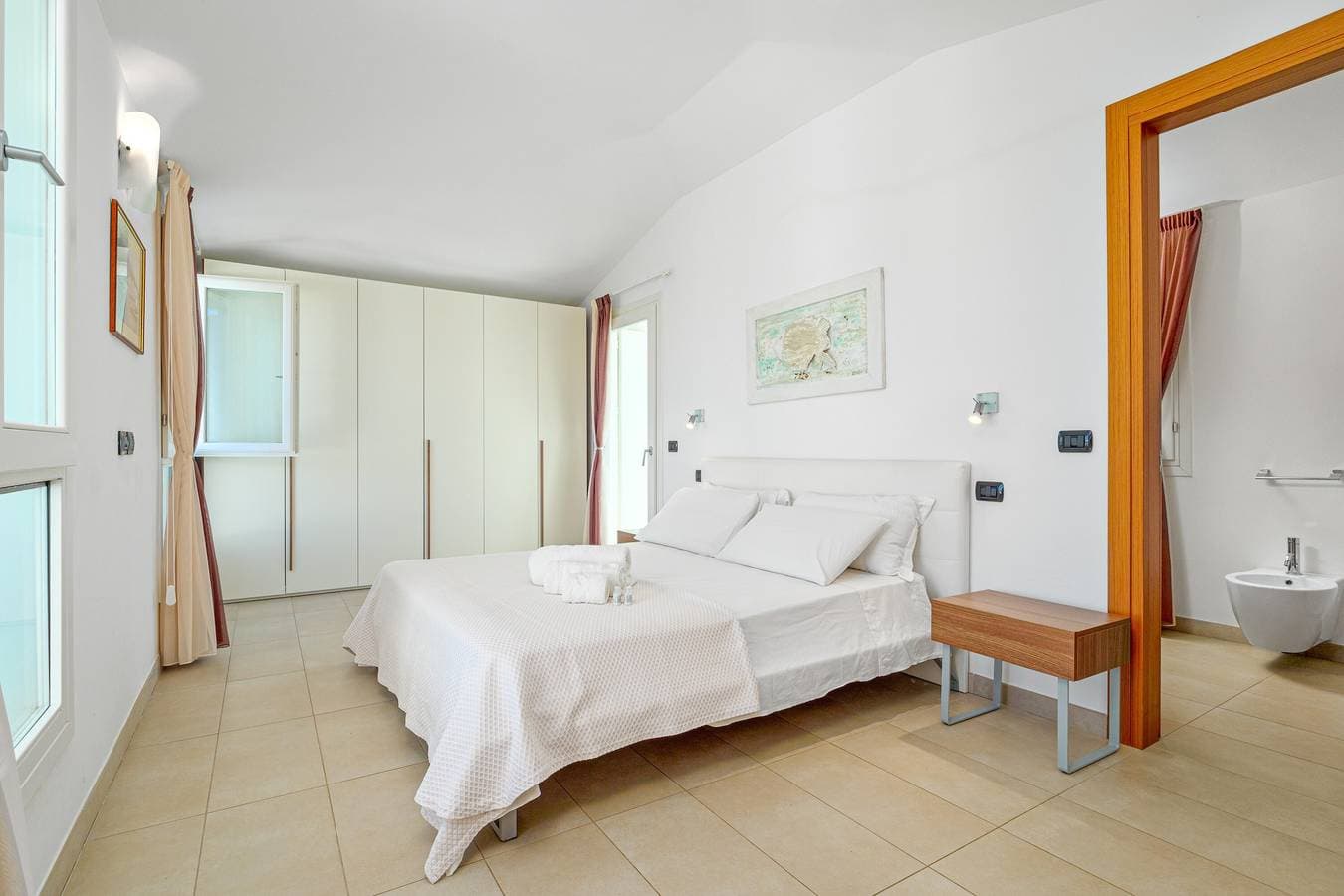 Foto 10 von 33: Ferienwohnung 12 in der Villa Marconi mit Blick auf das Meer und die Berge und Panoramaterrasse