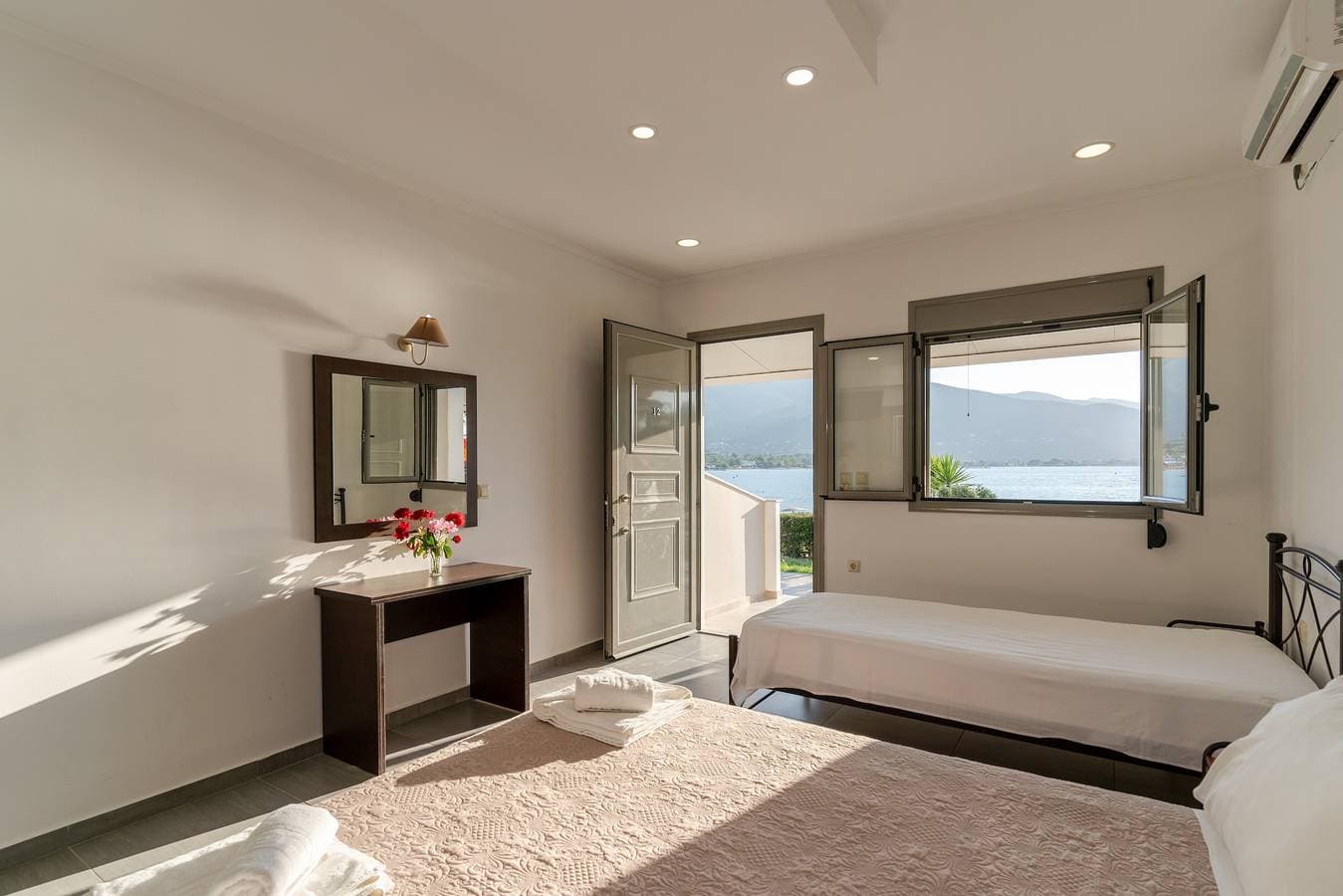 Foto 3 von 20: Beach House Apartment By The Sea 2 – Meerblick, WLAN & Klimaanlage