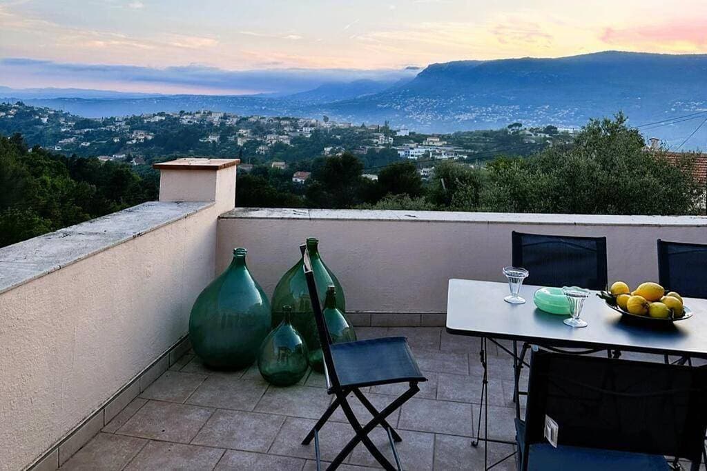 Grande Maison de charme 8 personnes avec magnifiques vues sur les collines à 20 min de NICE 1