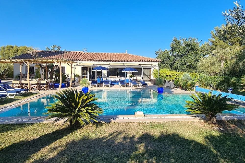 Wunderschöne, moderne Villa mit allem Komfort in Frieden und beheiztem Pool 1