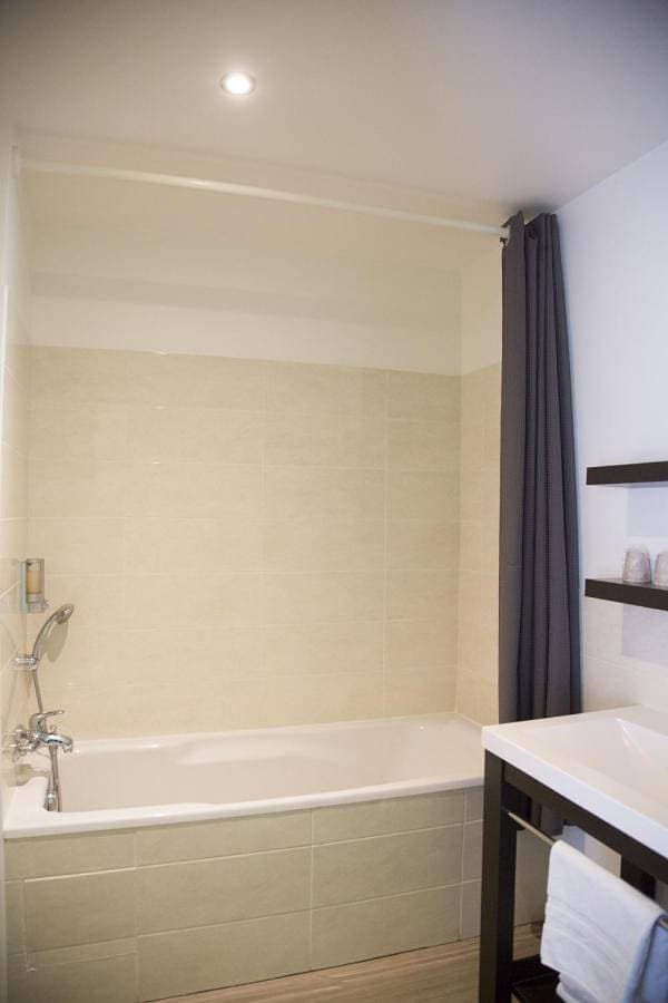 Foto 5 von 9: Twin Room with Shower - Disability Access