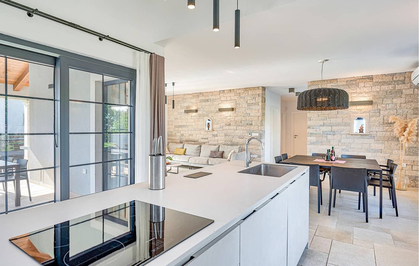 Foto 12 von 38: Geräumige 2-Zimmer-Wohnung mit Pool, WLAN und Parkplatz in der Nähe des Stadtzentrums von Kujici