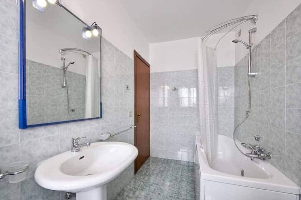 Foto 10 von 27: Stylish & Spacious Townhouse - Walk to Beach & Town