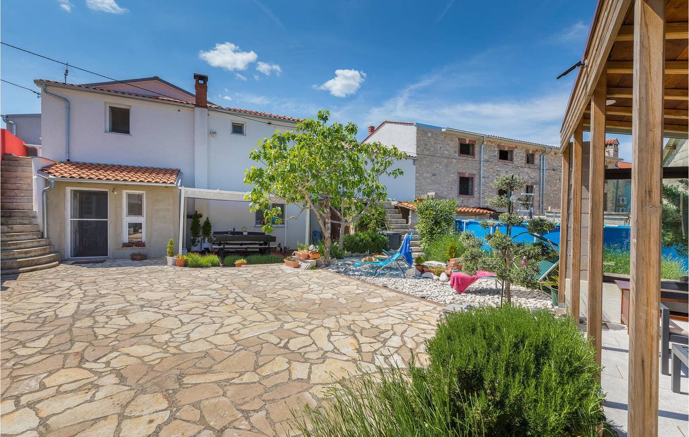 Charmante 70 m² große Wohnung mit Pool, WLAN und Parkplatz, nur wenige Schritte vom Zentrum von Jursici entfernt 1