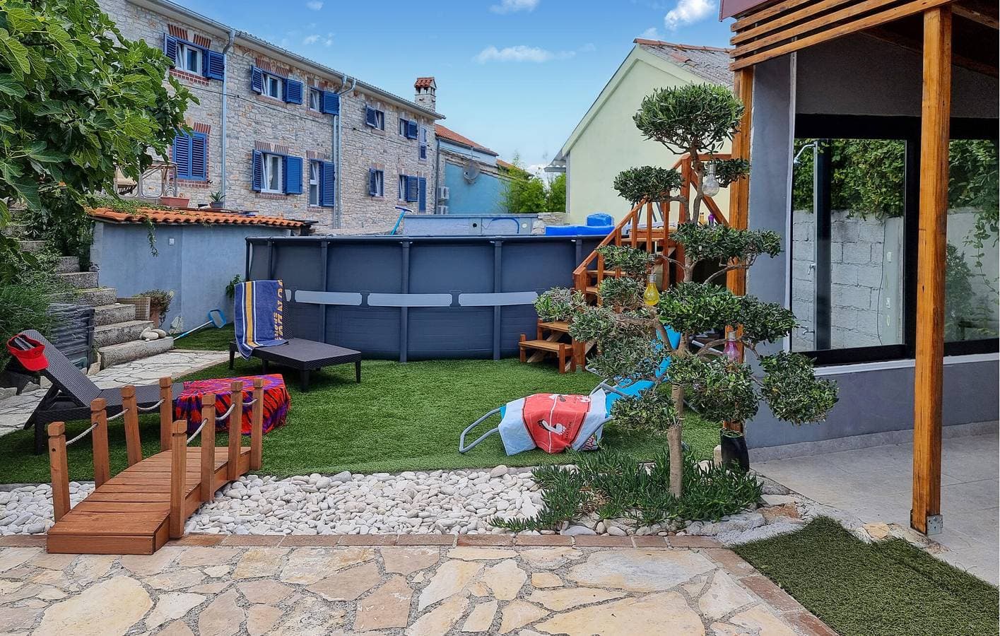 Foto 2 von 39: Charmante 70 m² große Wohnung mit Pool, WLAN und Parkplatz, nur wenige Schritte vom Zentrum von Jursici entfernt