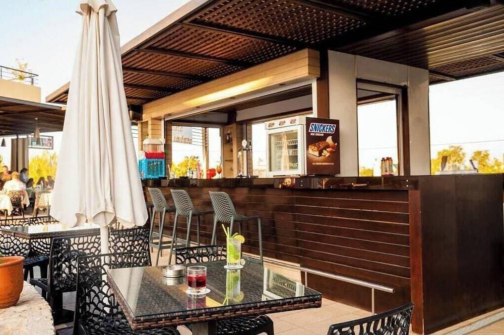 Foto 12 von 20: Cozy Coastal Retreat Steps from Maleme Beach