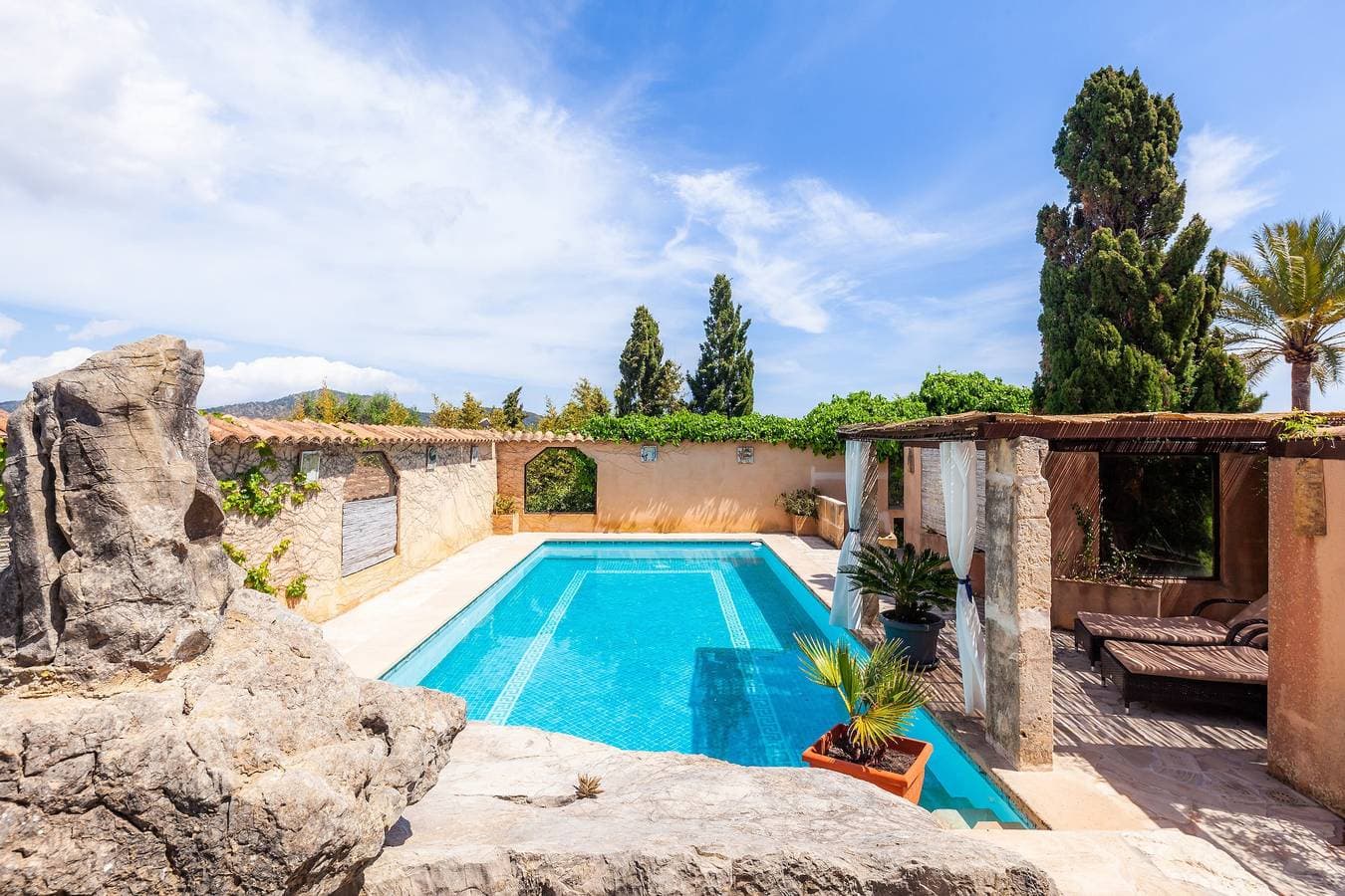 Foto 8 von 24: Ferienwohnung "Junior Suite Adults Only Mallorca" mit Bergblick, Gemeinschaftspool & Wi-Fi