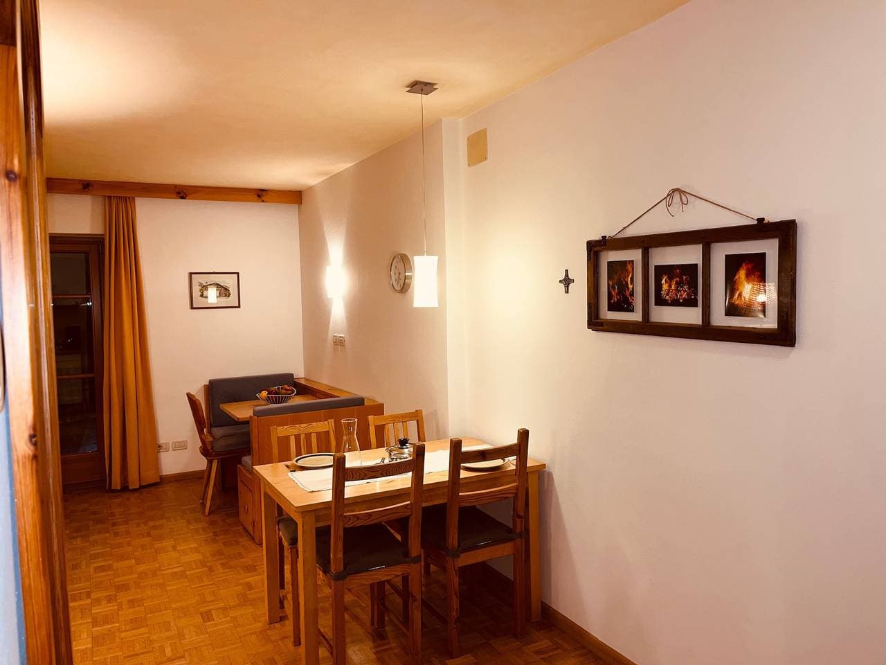 Foto 12 von 34: Ferienwohnung 'Residenz Zirmer Wohnung Feuer' mit Bergblick, Gemeinschaftsgarten und WLAN