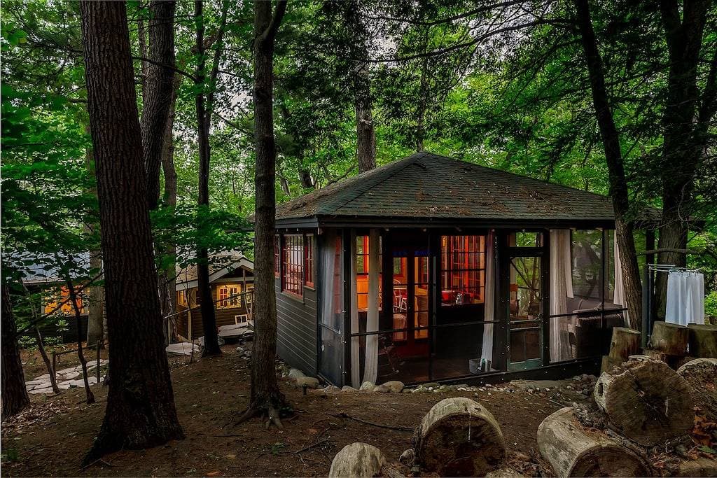 Foto 13 von 16: Treetop Studio on the Dune / Outdoor Shower + Hot Tub / Glamping