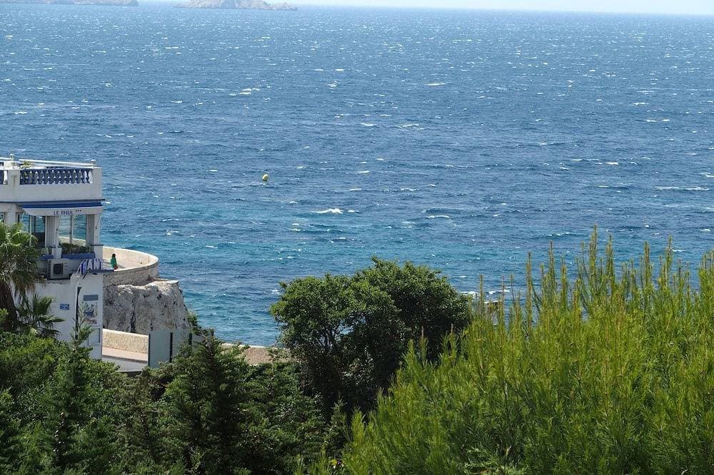 Ein Balkon über dem Meer. Ein Raum in der Stadt 1