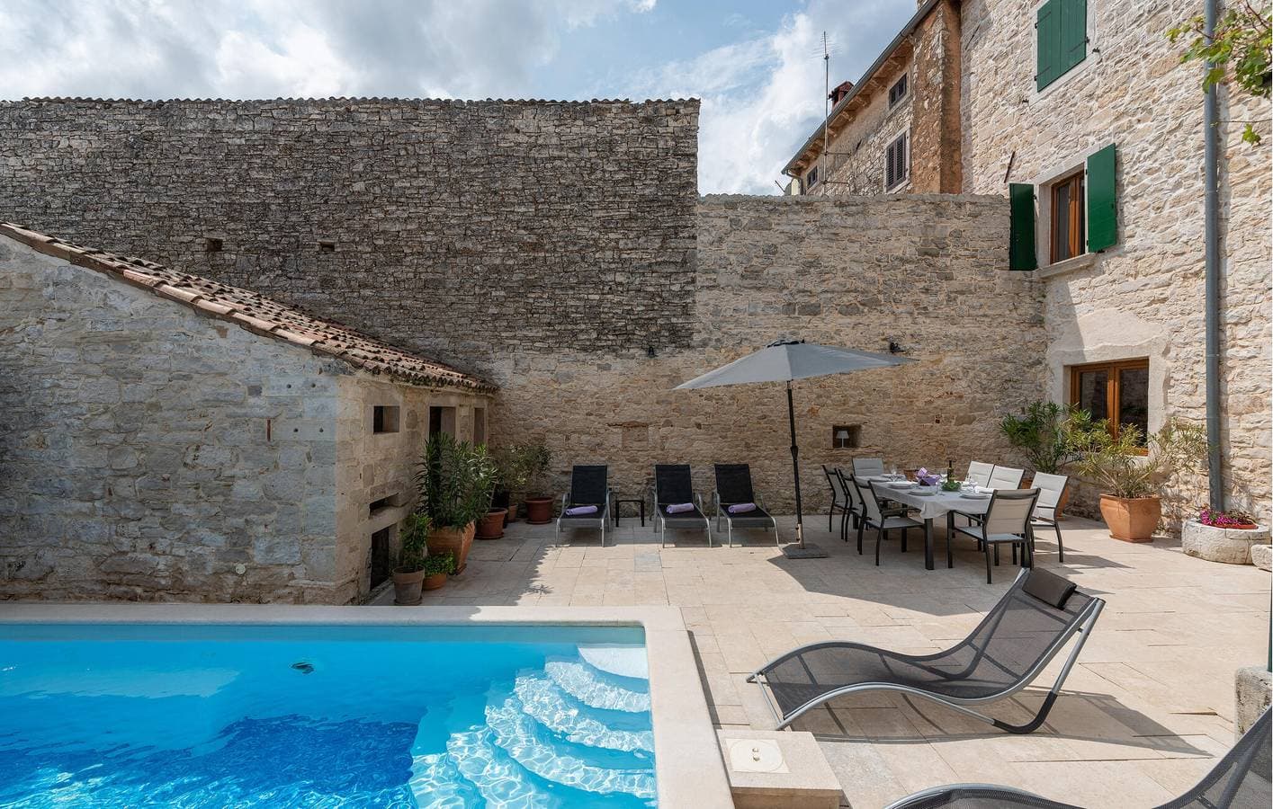 Foto 13 von 41: Charmante 2-Zimmer-Wohnung mit Pool, Terrasse und WLAN in Svetvinčenat