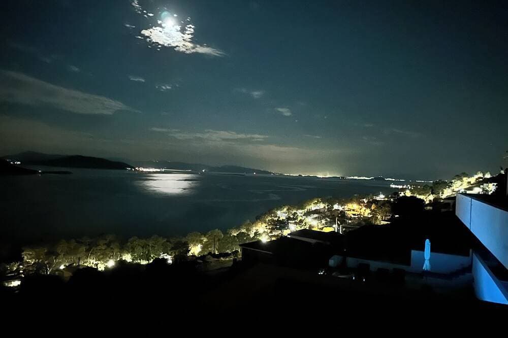 Foto 7 von 30: Minimalist, new condo with beautiful sea and mountain views